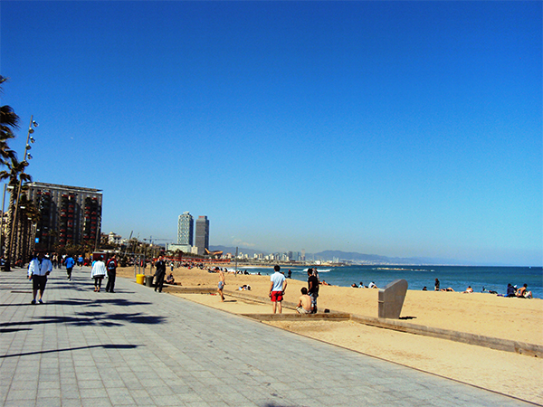 Promenade de Barcelone et plage