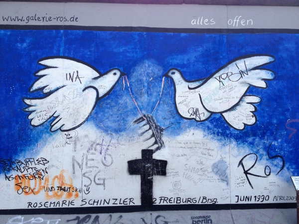 Street Art Berlin Europe colombe paix