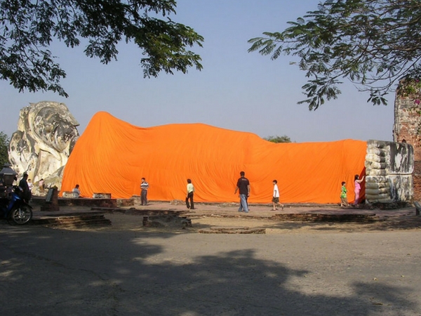 bouddha couché Wat Lokayasutha Ayutthaya Thailande visiter ayutthaya