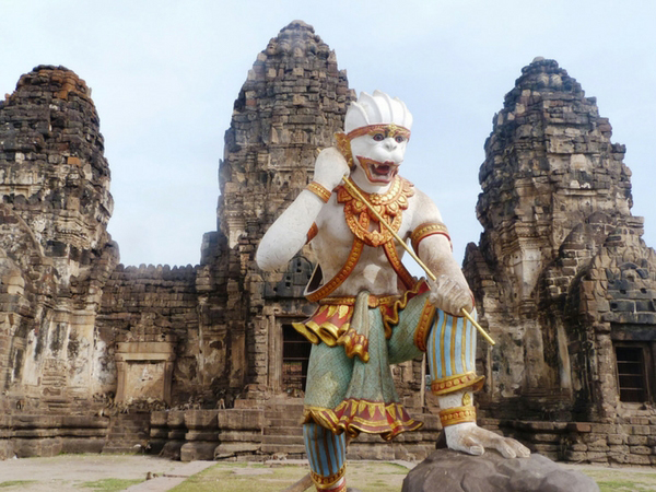 le-temple-des-singes-a-lopburi-thailande
