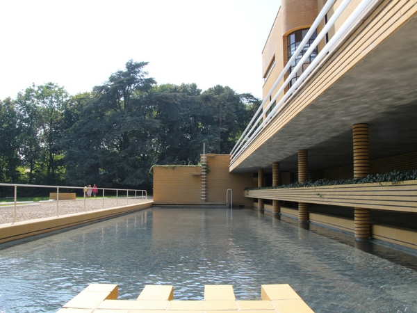 vue sur la piscine de la villa cavrois