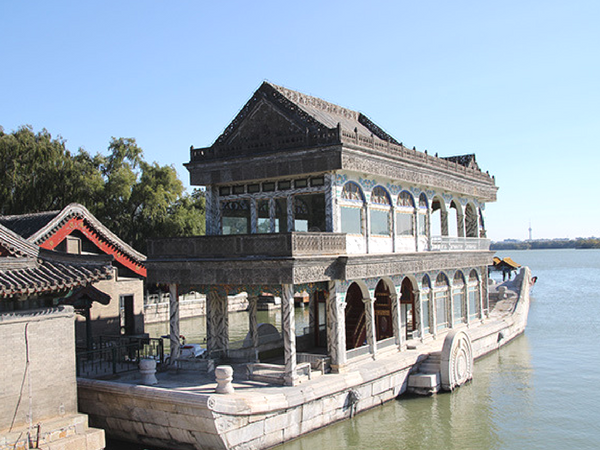 palais-d-ete-bateau-en-marbre