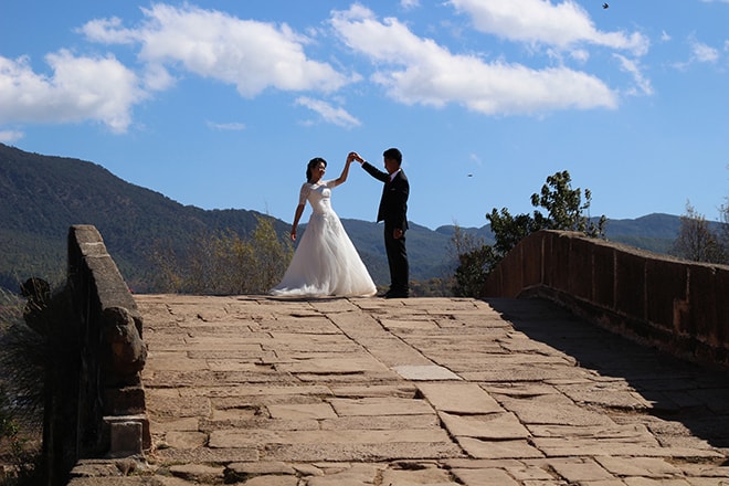 Mariés pont Shaxi Yunnan Chine