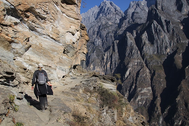 a flanc de falaise Trek des Gorges du Saut du Tigre Yunnan Chine