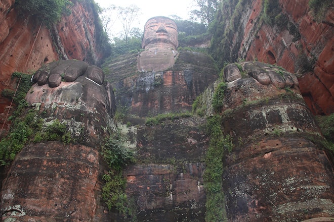 bouddha de Leshan vue d'en bas Chengdu Chine