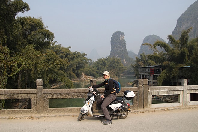 Elo sur le scooter Yangshuo Chine