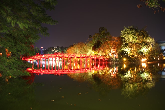 pont nuit lumiere Hanoi Vietnam