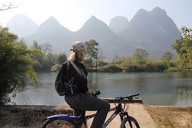 velo le long de la riviere Yangshuo Chine