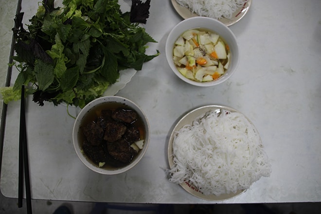 Bun Cha manger à Hanoi