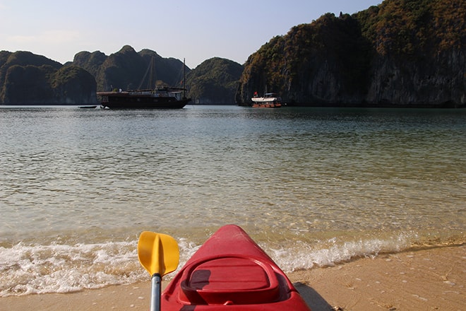 Kayak et plage Cat Ba Baie d'Halong Vietnam