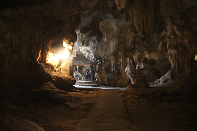 Pagode dans la roche Tam Coc Vietnam