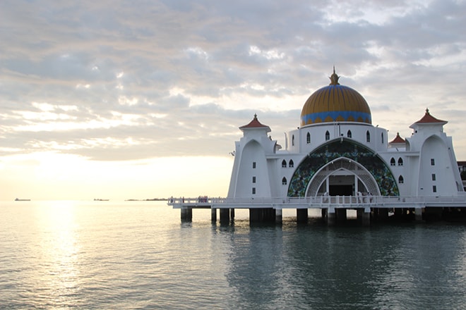 Coucher de soleil et mosquée Melaka Malaisie-min