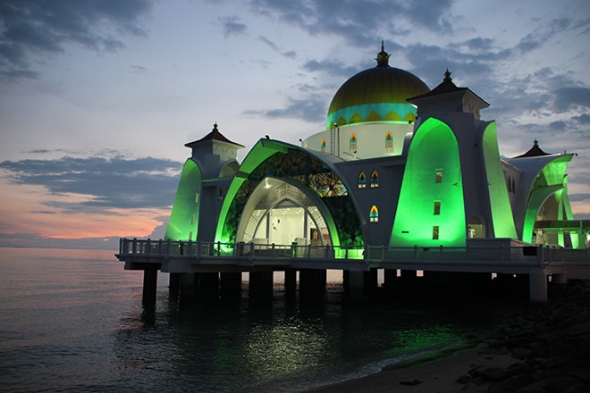 Mosquée sur l'eau illuminée Melaka Malaisie-min