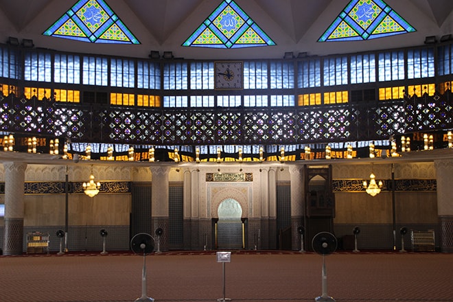 Salle de prière Mosque Masjid Negara Kuala Lumpur-min