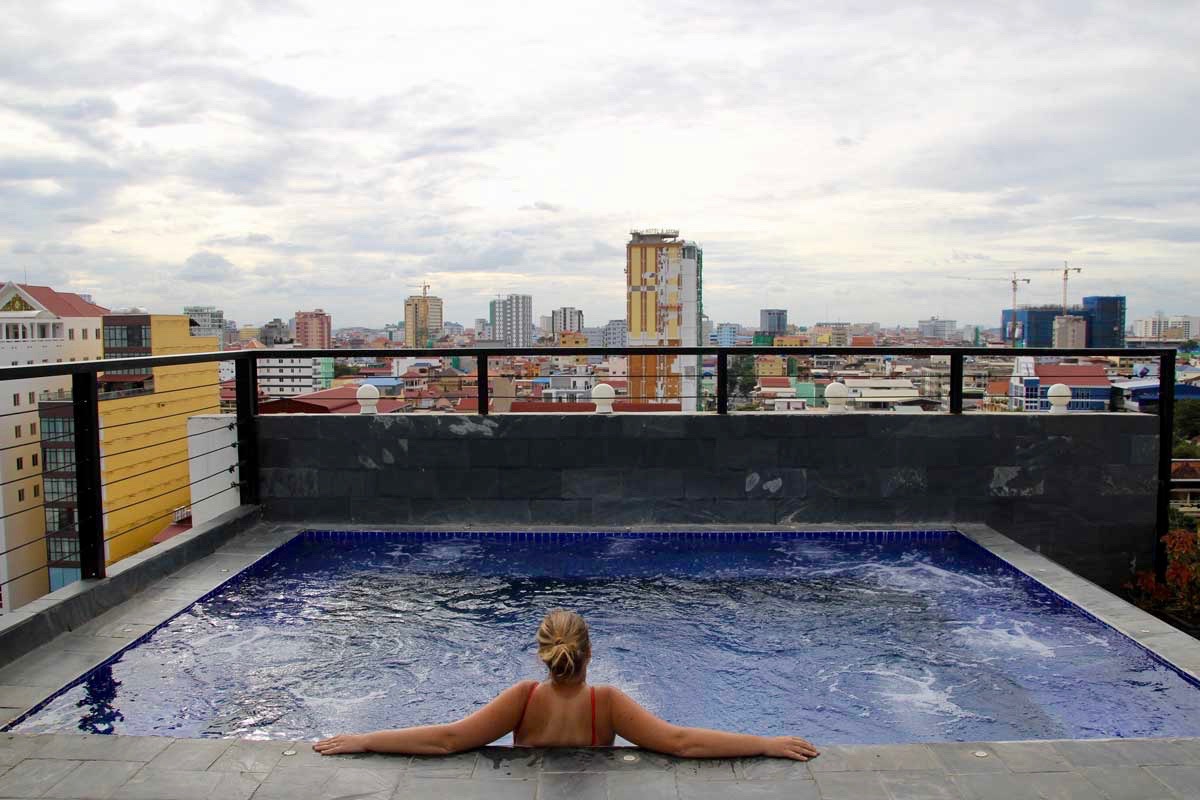 Elo jacuzzi rooftop balconitel Phnom Penh Cambodge