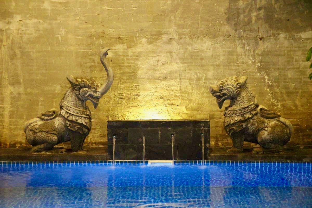 Sculptures piscine balconitel Phnom Penh Cambodge