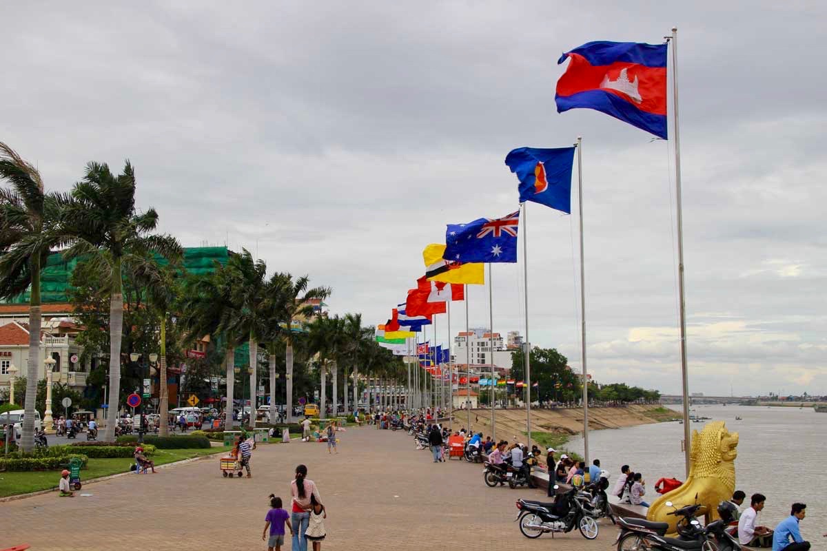 drapeaux Phnom Penh Cambodge