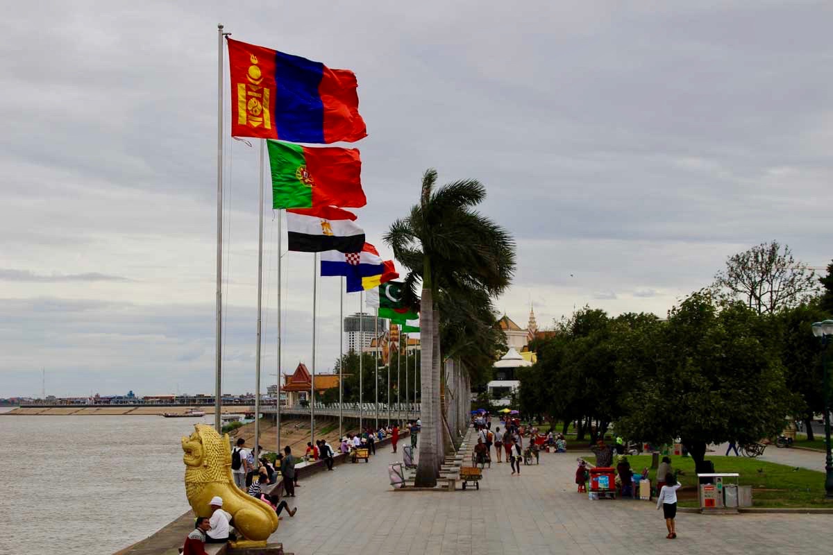 promenade drapeaux Phnom Penh Cambodge