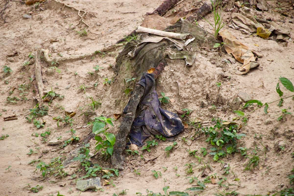 vetement terre Killing Fields Phnom Penh Cambodge