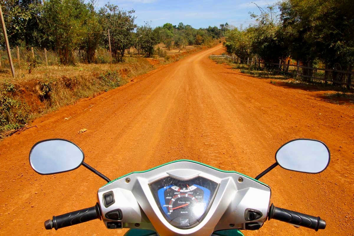 scooter piste rouge Sen Monorom Mondulkiri