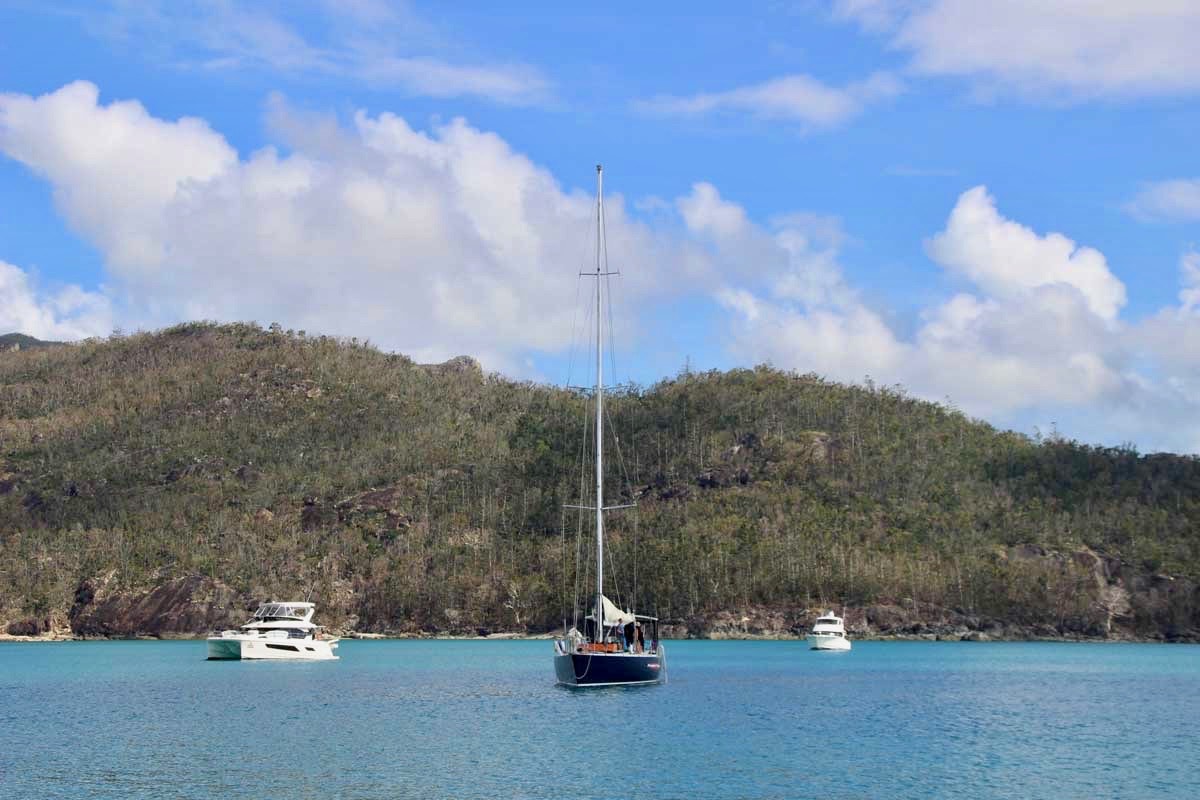 Bateaux devant White Haven Beach Whitsunday Australie