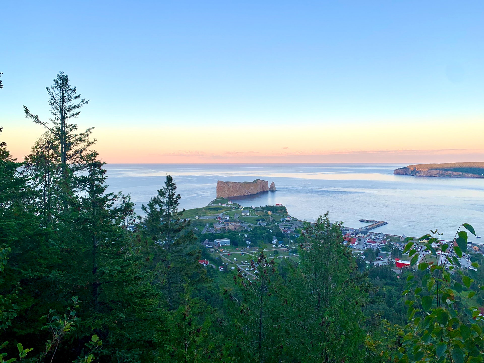 rocher percé coucher de soleil