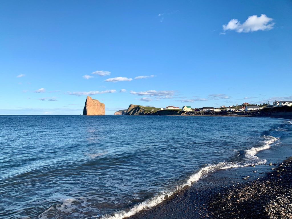 vue rocher percé depuis la plage